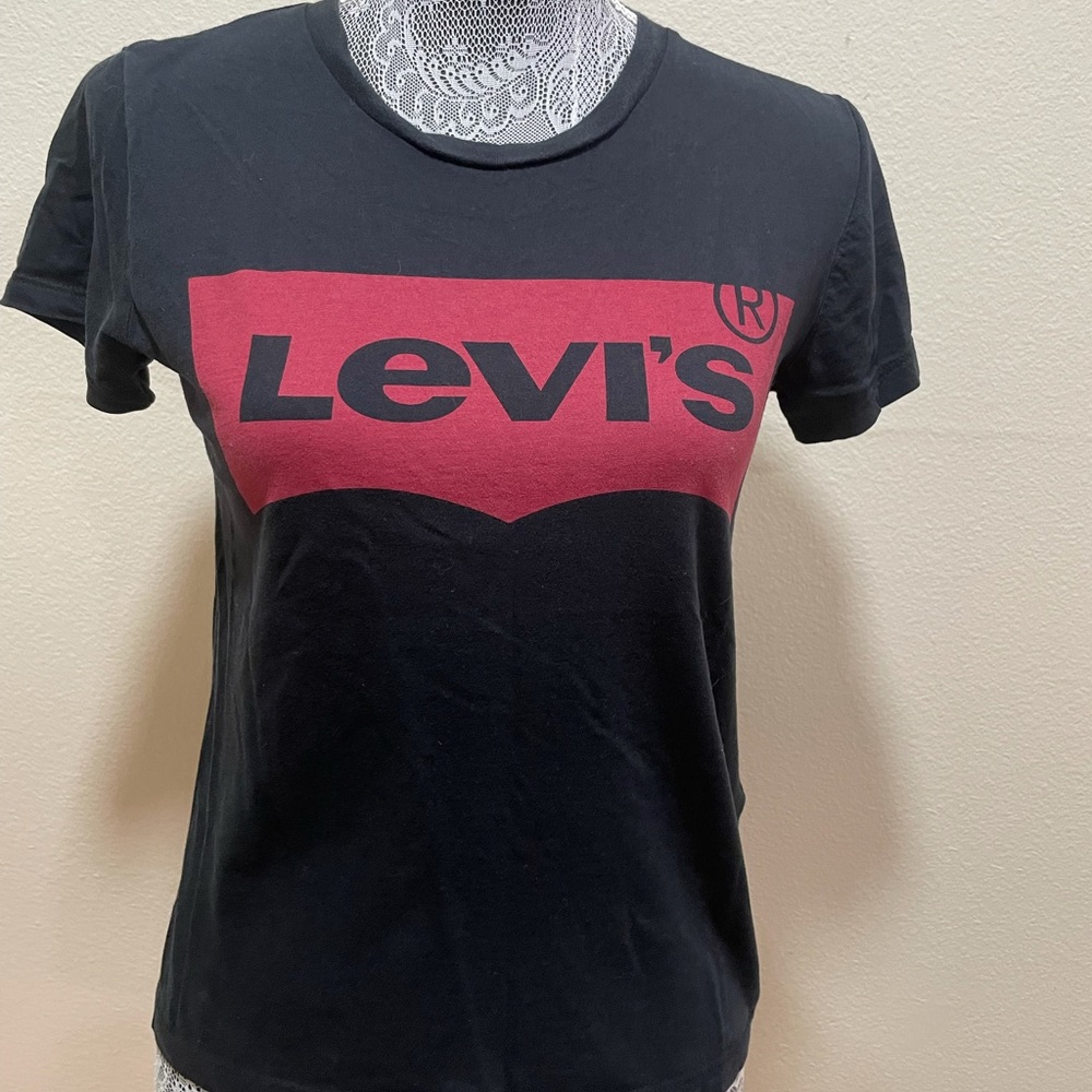 Levi’s t-shirt. Size small.
